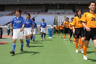 日産スタジアムの 天然の芝生 でプレーしよう チームを募集します 日産スタジアム